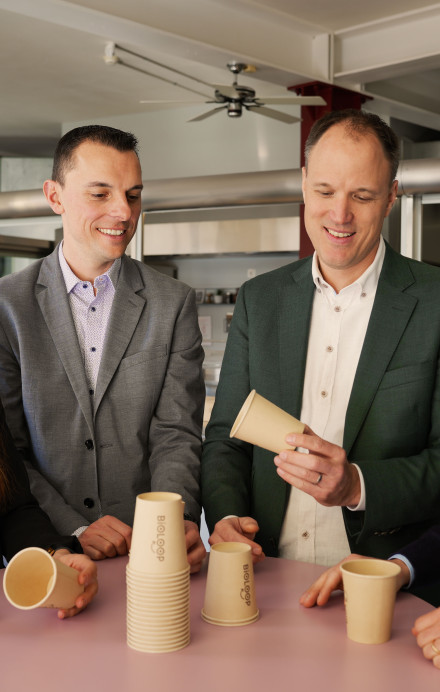 Vier Personen tauschen sich an einem Tisch aus