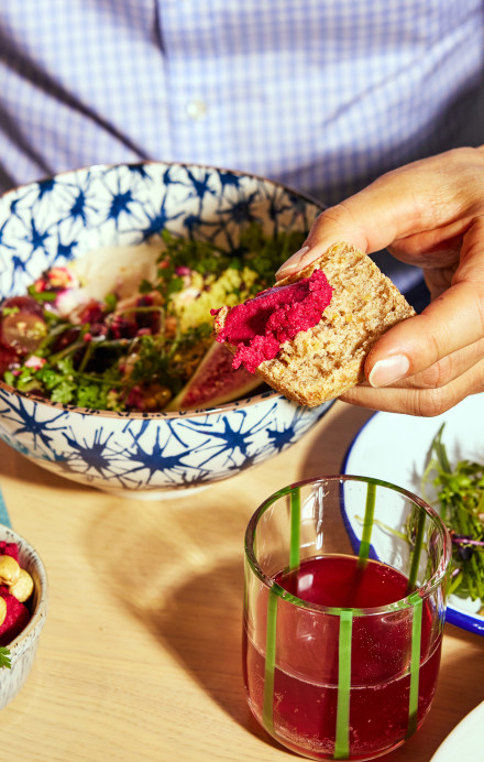 Männliche Hand hält Brot mit Aufstrich
