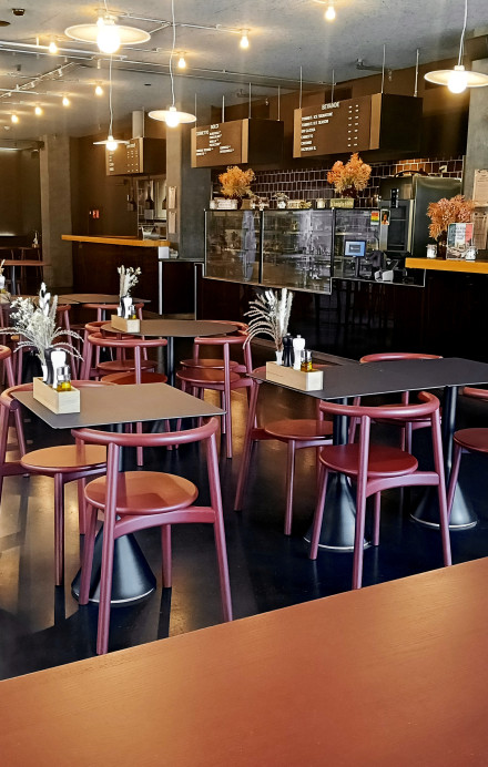 Innenansicht der Eventlocation Bistro Tonino in Zürich mit Restaurantbestuhlung, Barbereich und stilvoller Beleuchtung für Veranstaltungen.