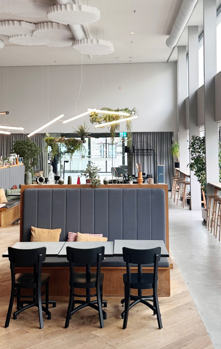 Innenansicht der Eventlocation Power Inn in Baden mit grossen Fensterfronten und flexiblen Sitzbereichen