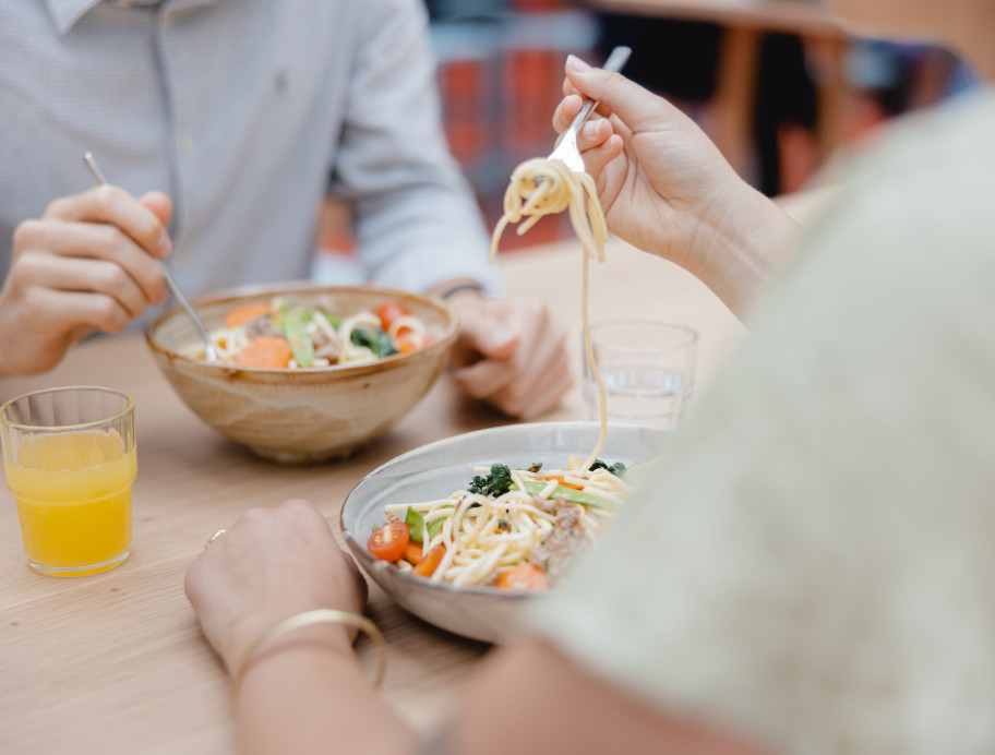 zwei Personen essen asiatische Bowls in der Mensa der Uni Bern