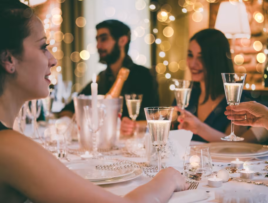 Festliche Gesellschaft im Restaurant am Tisch, alle stossen an