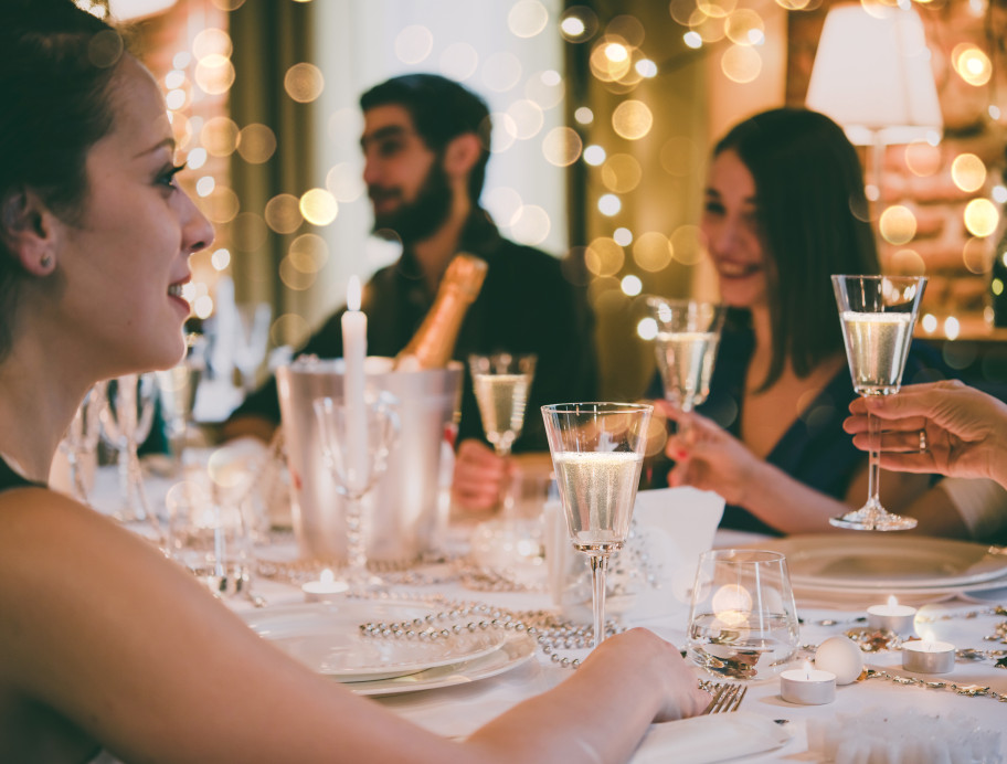 Festliche Gesellschaft im Restaurant am Tisch, alle stossen an