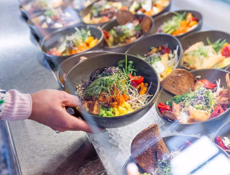 Bowls im Buffet mit frischen Zutaten