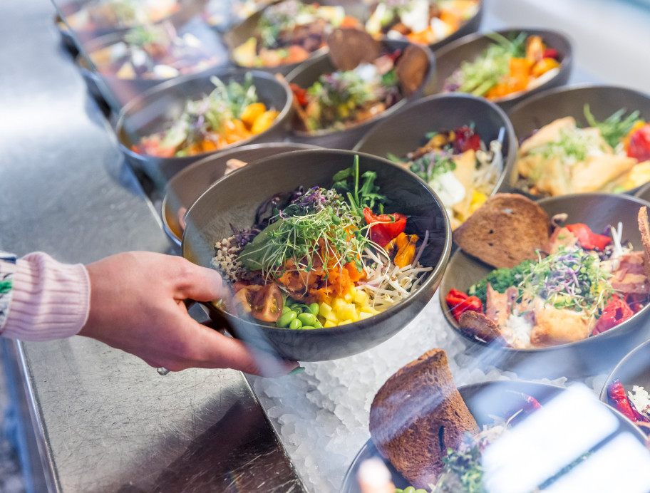 Bowls im Buffet mit frischen Zutaten