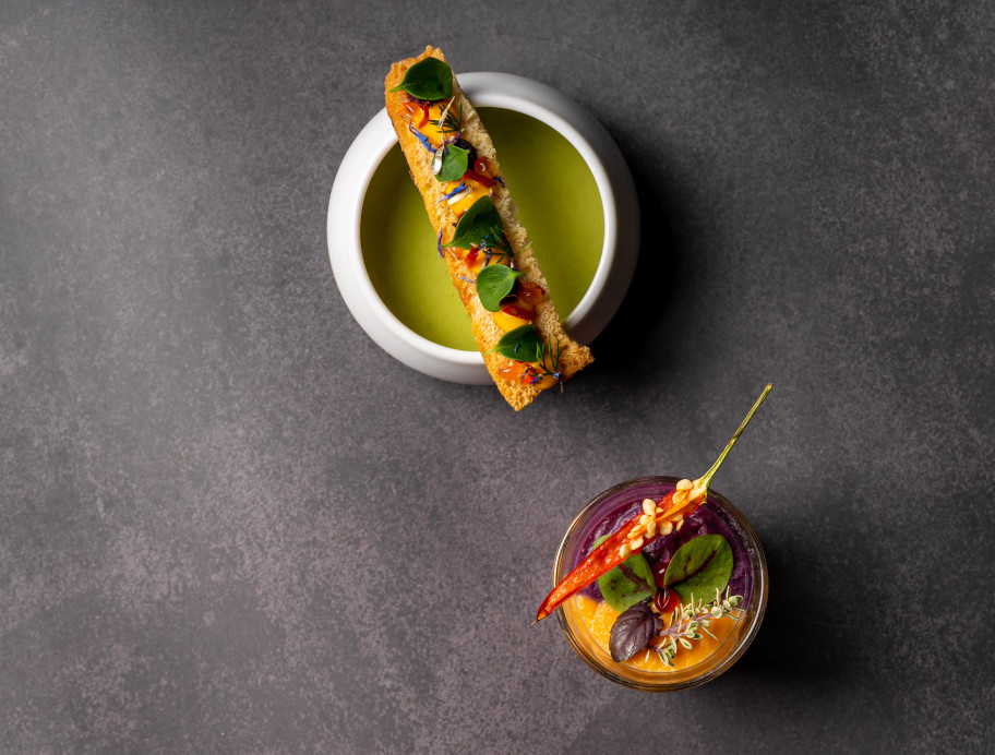 Beispiel Gerichte aus dem ZFV-Cateringangebot bestehend aus Suppe mit Croustillant und Espuma-Shot