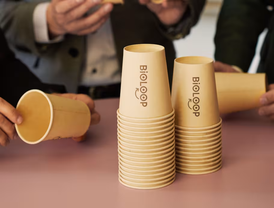 Beschriftete Bioloop Becher auf einem Tisch