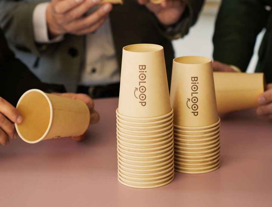 Beschriftete Bioloop Becher auf einem Tisch