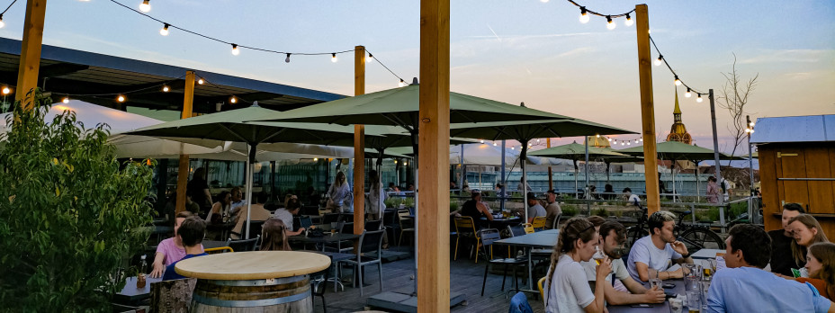 Terrasse des Restaurants Grosse Schanze mit trinkenden Gästen